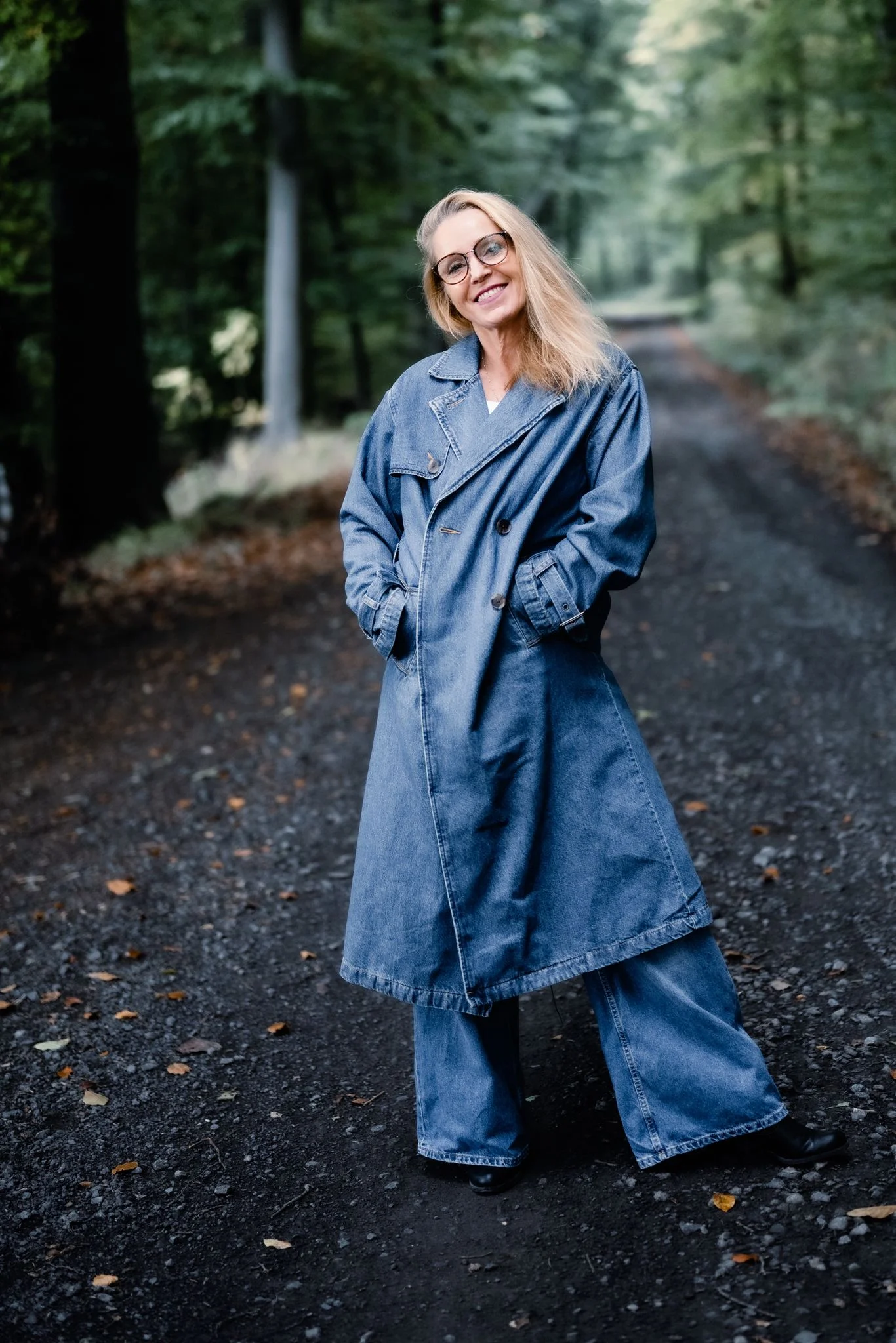 Lächelnde Unternehmerin während Business-Shooting